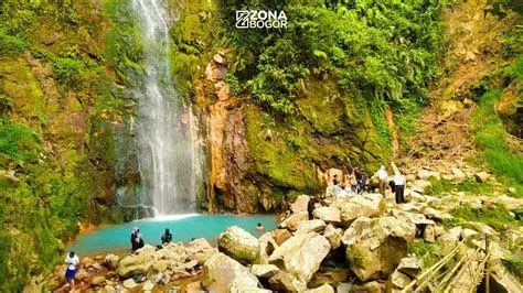 Pesona Air Biru Curug Pasir Reungit Kolam air biru toska di bawah air terjun Curug Pasir Reungit