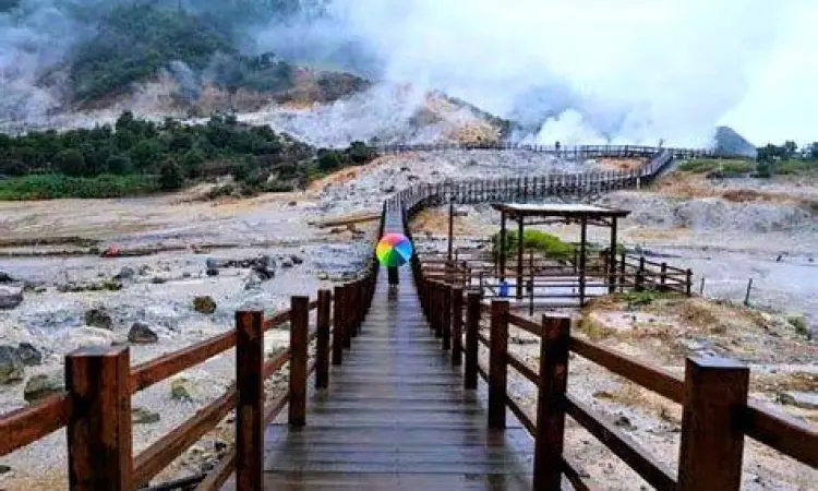 Kawah Sikidang dengan asap belerang tebal