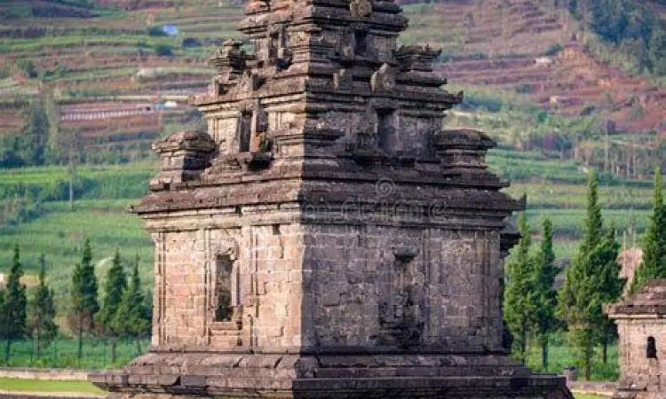 Kompleks Candi Arjuna Candi Arjuna Dieng saat matahari terbit dengan kabut tipis