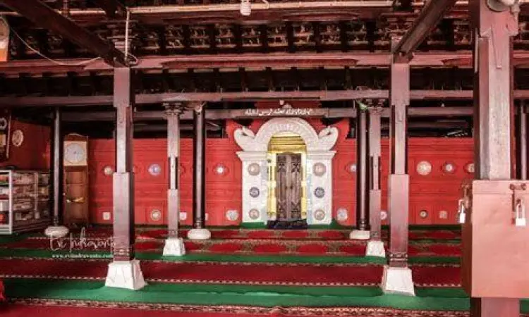 Detail arsitektur bata merah Masjid Merah Panjunan