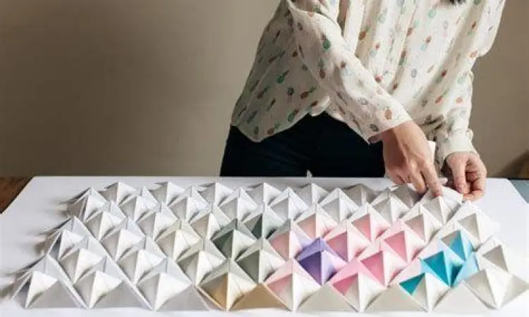 Contoh kerajinan mancanegara berupa seni lipat kertas Origami dari Jepang