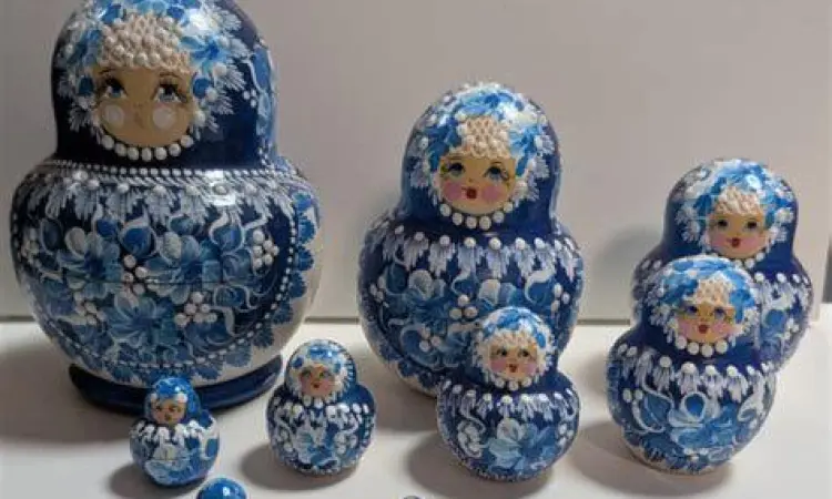 Contoh kerajinan mancanegara boneka Matryoshka khas Rusia