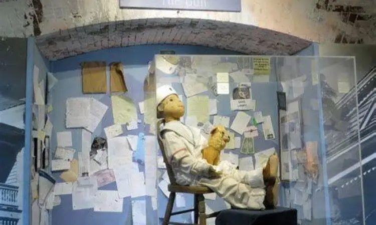 Letters to Robert Surat permohonan maaf dari pengunjung untuk Robert the Doll