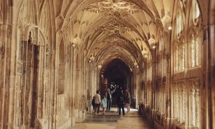 Koridor Katedral Gloucester sebagai sekolah Hogwarts asli