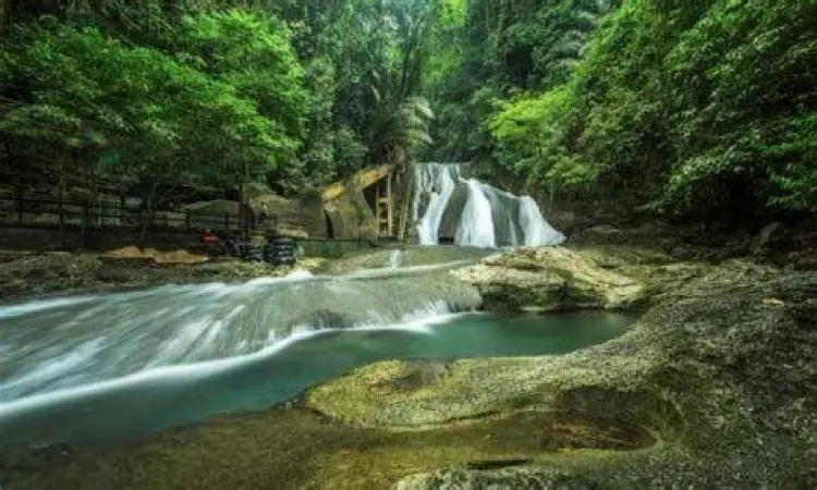 Aktivitas di Kolam Alami Pengunjung menikmati segarnya air kolam alami