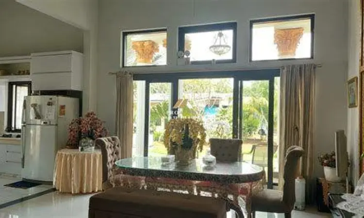 Villa dengan kolam renang di kawasan Pasir Angin