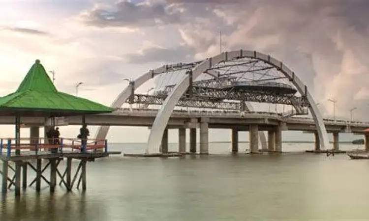 Ikon Baru Surabaya Gemerlap lampu Jembatan Suroboyo di malam hari