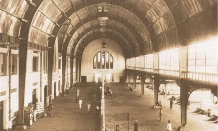 Interior aula utama Stasiun Jakarta Kota dengan langit-langit melengkung