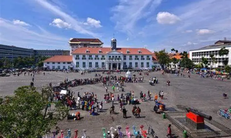 Kawasan wisata Kota Tua Jakarta dekat stasiun