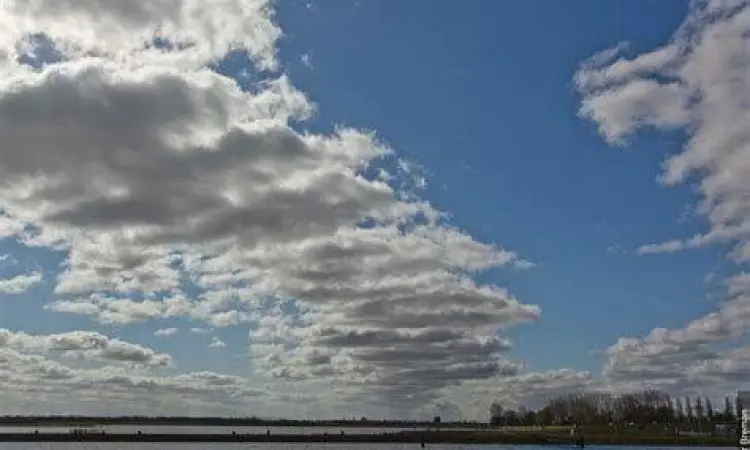 Fenomena Awan Pegunungan Fenomena awan di puncak gunung