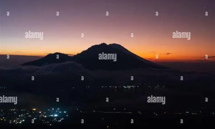Matahari terbit di atas awan