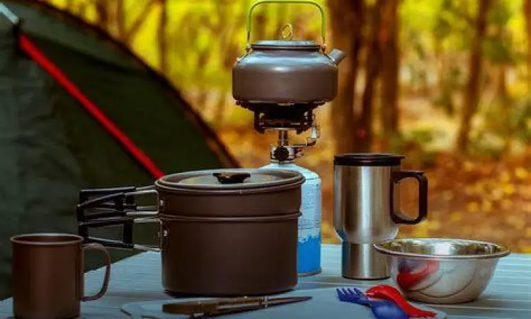 Aktivitas memasak logistik di area camp gunung