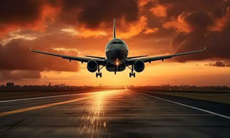 pesawat lepas landas saat matahari terbenam