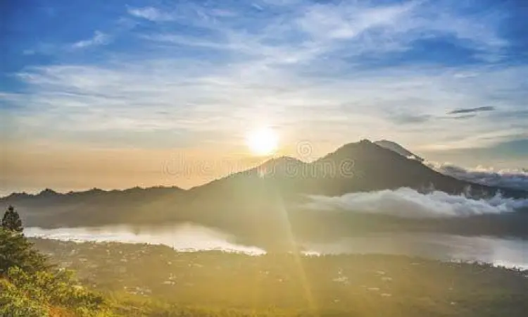 Pemandangan matahari terbit di kawasan Kintamani