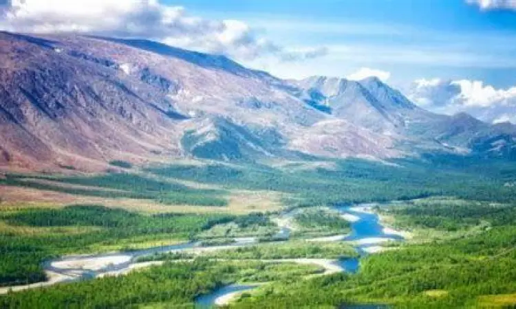 Pemandangan Pegunungan Ural yang membatasi Asia dan Eropa