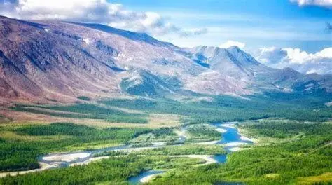 Pegunungan Ural sebagai Batas Benua Pemandangan Pegunungan Ural yang membatasi Asia dan Eropa