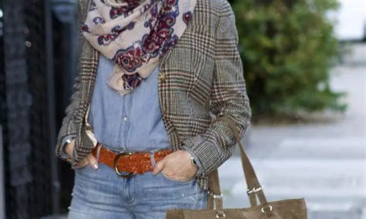 Foto nenek gaul dengan outfit of the day yang modis