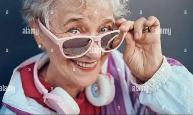 Potret wajah nenek dengan kacamata hitam trendi