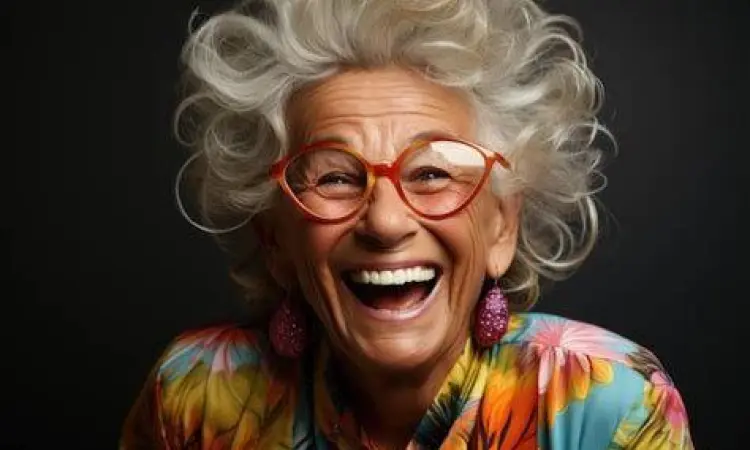 Nenek tertawa bahagia dengan pakaian trendi