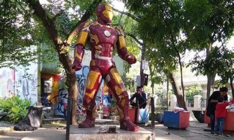 Koleksi Patung Superhero Deretan patung pahlawan di Taman Super Hero Bandung