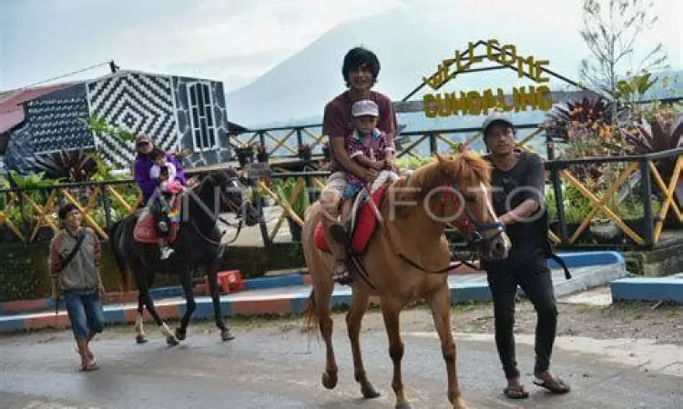 Wisatawan naik kuda di area Pasar Buah Berastagi