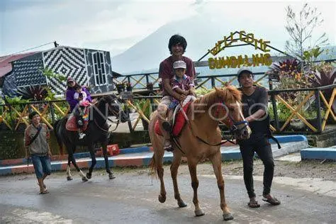 Aktivitas Naik Kuda Berastagi Wisatawan naik kuda di area Pasar Buah Berastagi