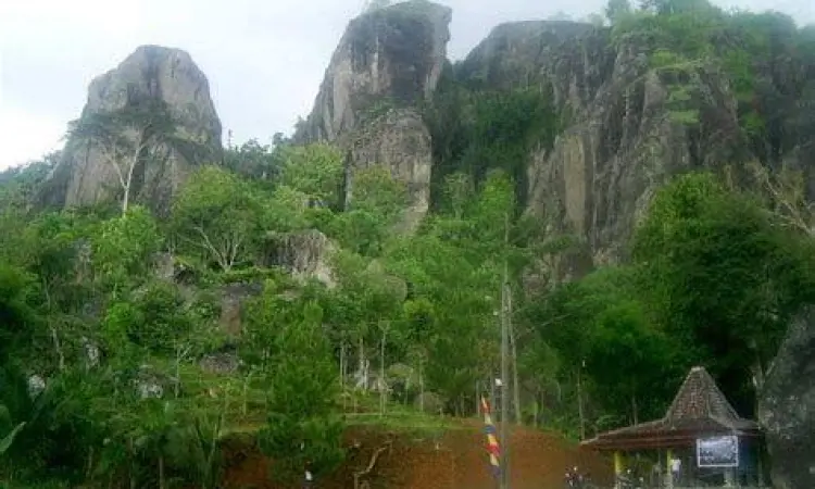 Pemandangan gunung api purba Nglanggeran dari kejauhan