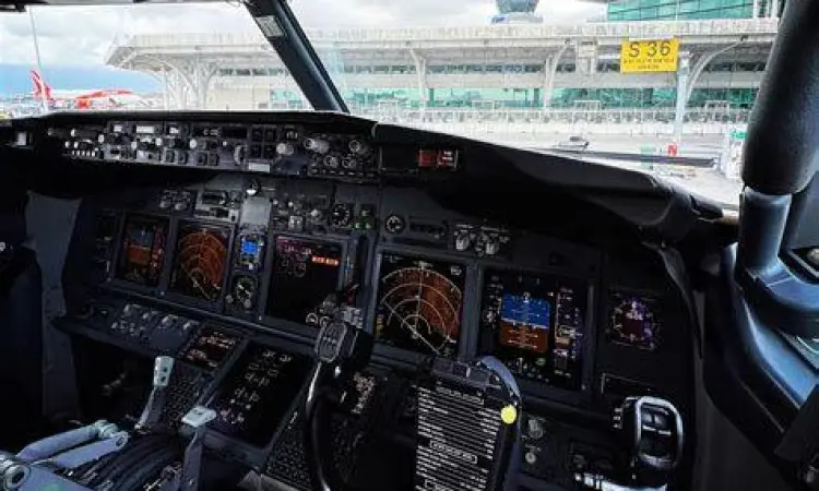 Kokpit Boeing 737 800 dengan layar LCD modern