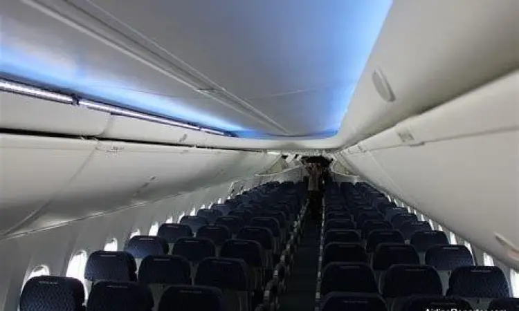 Interior kabin Boeing 737 800 dengan lampu LED biru