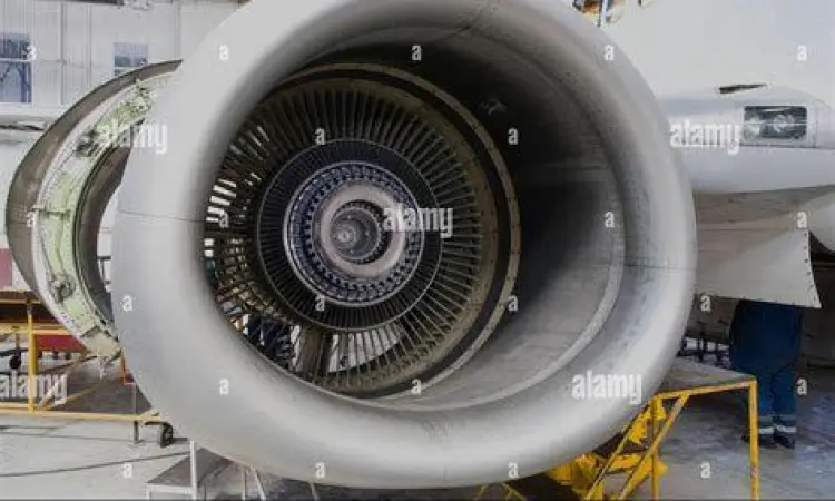 Perawatan Mesin Boeing 737 800 Mekanik sedang memeriksa mesin CFM56 pada Boeing 737 800