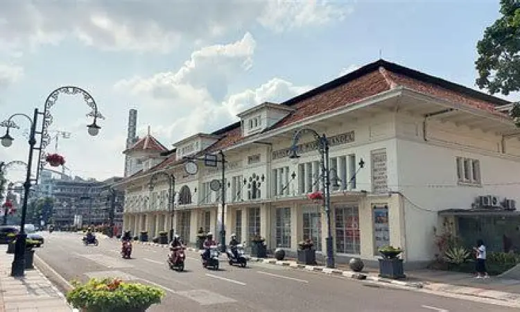 Pemandangan bersejarah Jalan Asia Afrika Bandung dekat titik nol