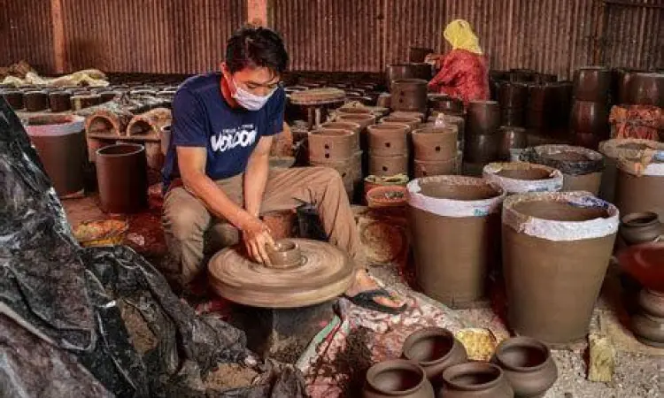 Teknik Putar Tradisional Proses pembentukan tanah liat di kampung gerabah blitar