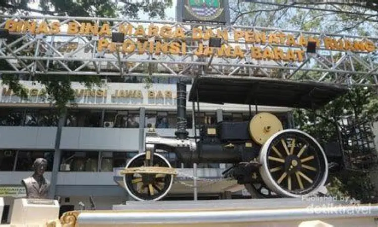 Monumen Stoomwals Kuning Monumen mesin stoomwals di dekat titik nol Bandung