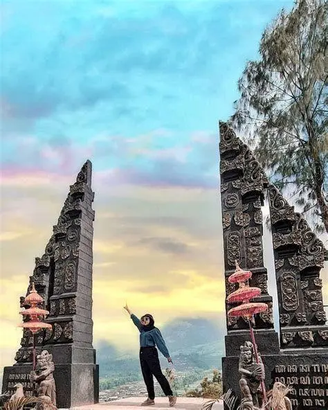 Bukit Sanjaya Selo Gapura Bukit Sanjaya Selo dengan latar Merapi
