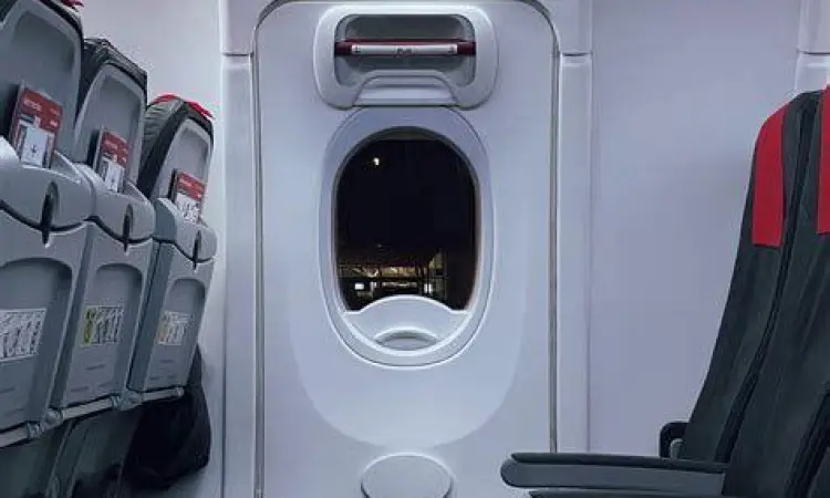 Ruang kaki luas di baris darurat Lion Air