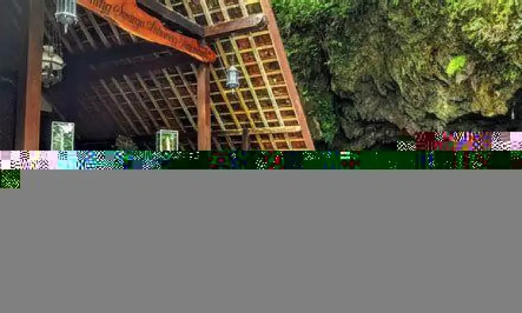 Patung Bunda Maria di dalam Gua Lawangsih yang diterangi cahaya temaram