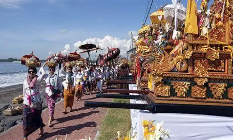 Upacara adat Melasti di tepi Pantai Padang Galak