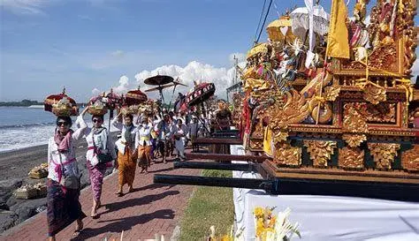Tradisi Spiritual Padang Galak Upacara adat Melasti di tepi Pantai Padang Galak