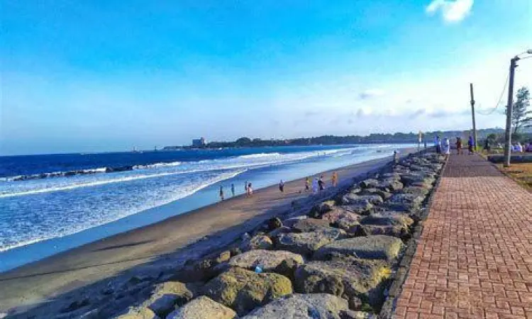 Jalur pedestrian untuk jogging di Pantai Padang Galak