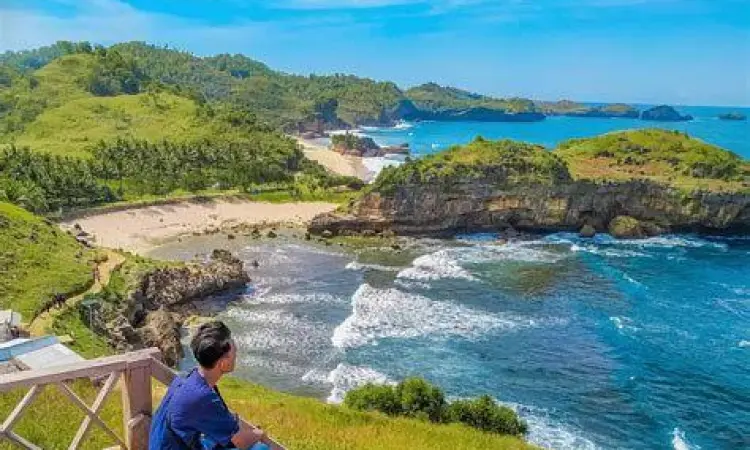 Viewpoint Pantai Kasap Pemandangan laut dari atas bukit Pantai Kasap Pacitan