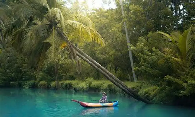 Wisata perahu di Kali Cokel dekat Pantai Kasap