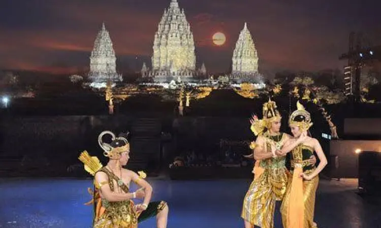 Pertunjukan Sendratari Ramayana di dekat lokasi candi prambanan