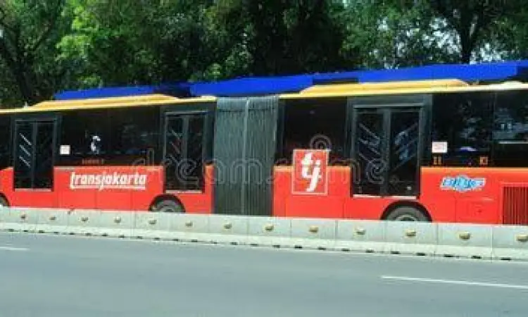 Bus Transjakarta melintasi Medan Merdeka Barat