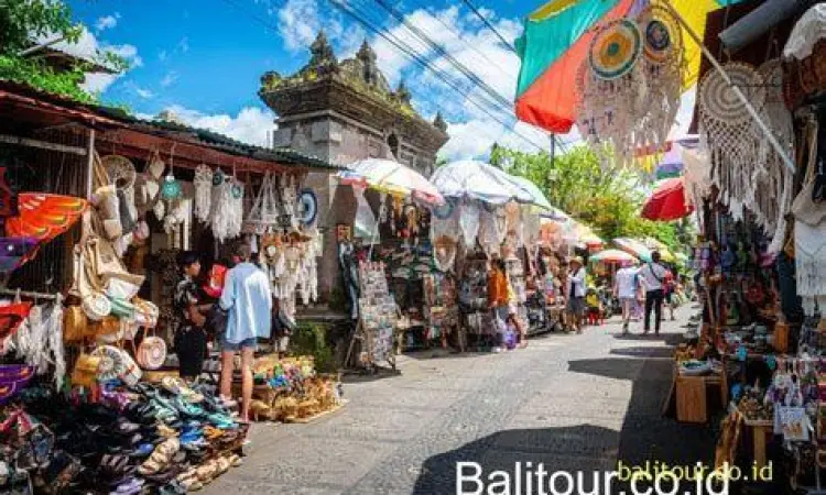 Pasar Seni Ubud Suasana ramai di pasar seni ubud
