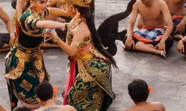 Vokal Ritmis Tari Kecak Detail gerakan penari kecak dan ekspresi vokal