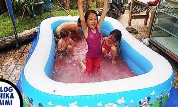 Keseruan Anak Bermain Air Anak-anak bermain di kolam renang dangkal