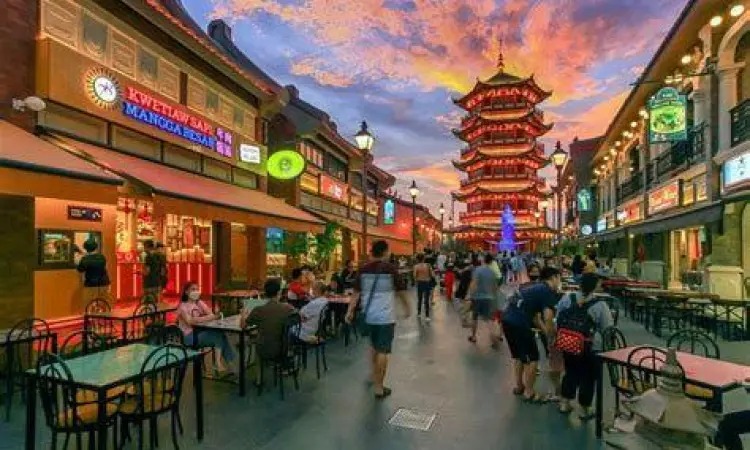 Deretan kafe dan restoran di kawasan PIK 2