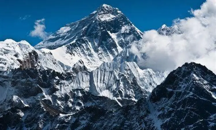 Pemandangan lanskap Pegunungan Himalaya dengan puncak Everest