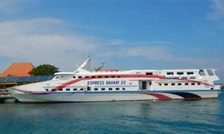 Kapal cepat Express Bahari yang melayani rute ke Karimunjawa