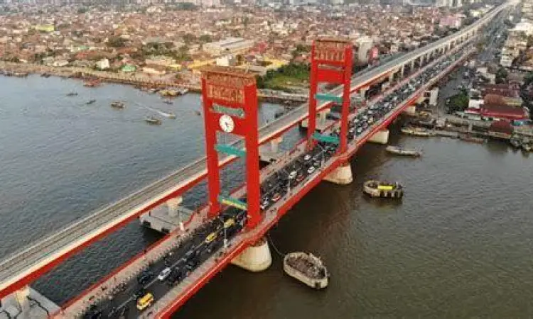Detail arsitektur gambar jembatan ampera dari sudut dekat